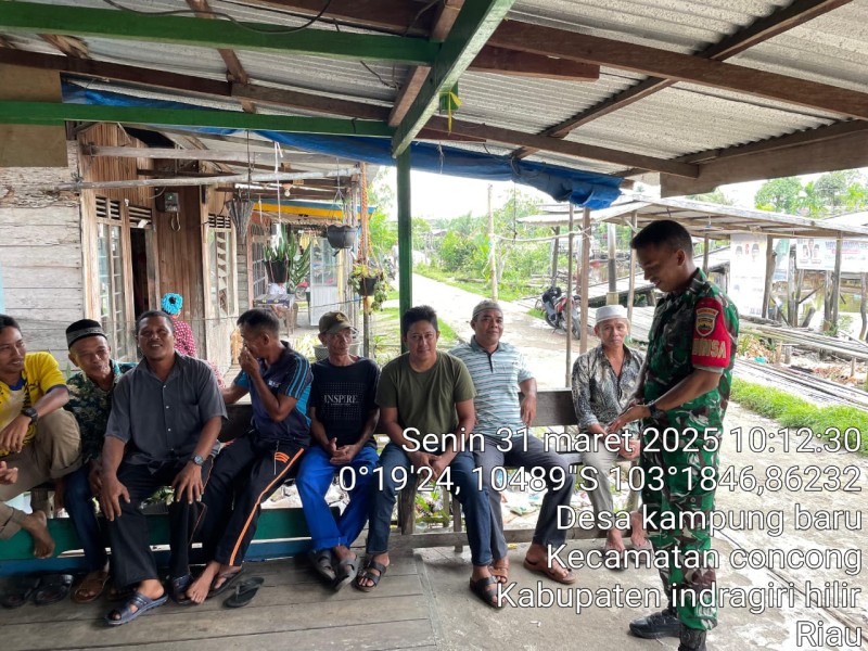 Babinsa Koramil 04/Kuindra Gelar Komsos saat Hari Raya Idul Fitri, Himbau Masyarakat Berhati-Hati