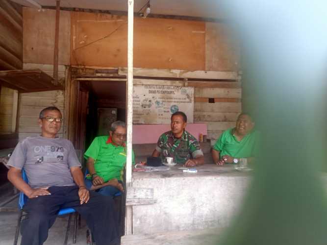 Jalin Silaturahmi dan Kekompakan Bersama Warga Oleh Babinsa Koramil 09/Kemuning