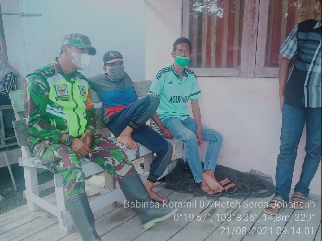 Komsos ke Rumah Ketua RW 04 , Ini Pesan Babinsa Sanglar