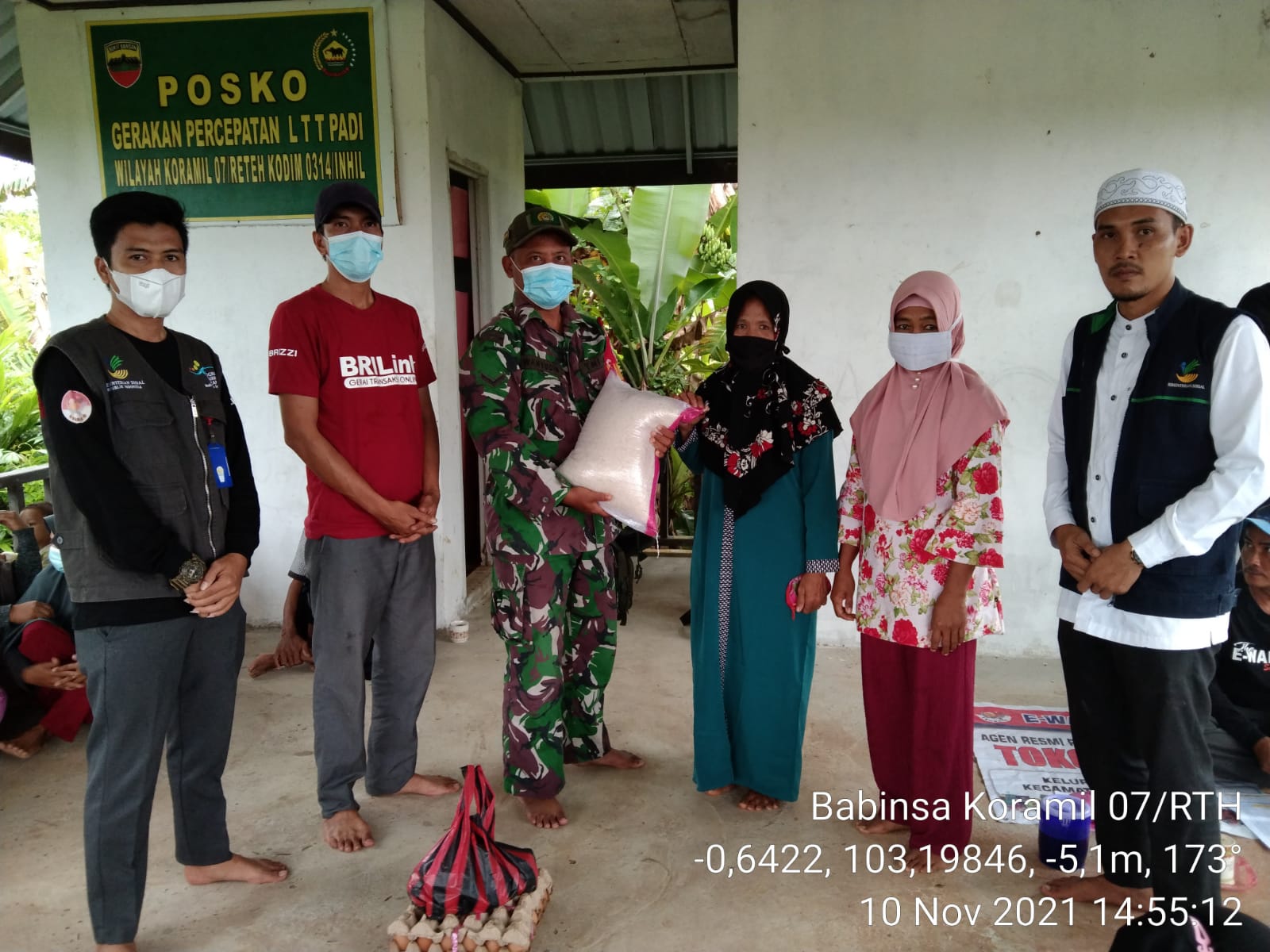 Babinsa Koramil 07/Reteh Dampingi Penyaluran BPNT Desa Benteng Barat dan Mugomulyo