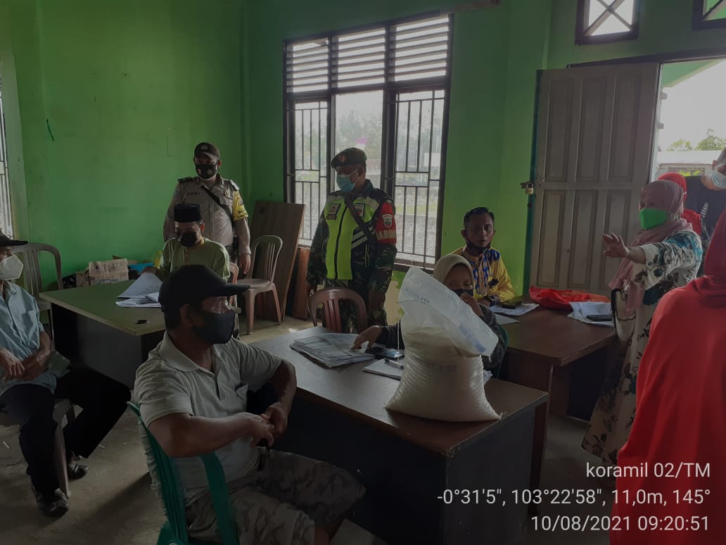 Babinsa Koramil 02/Tanah Merah Dampingi Penyaluran Bantuan PPKM