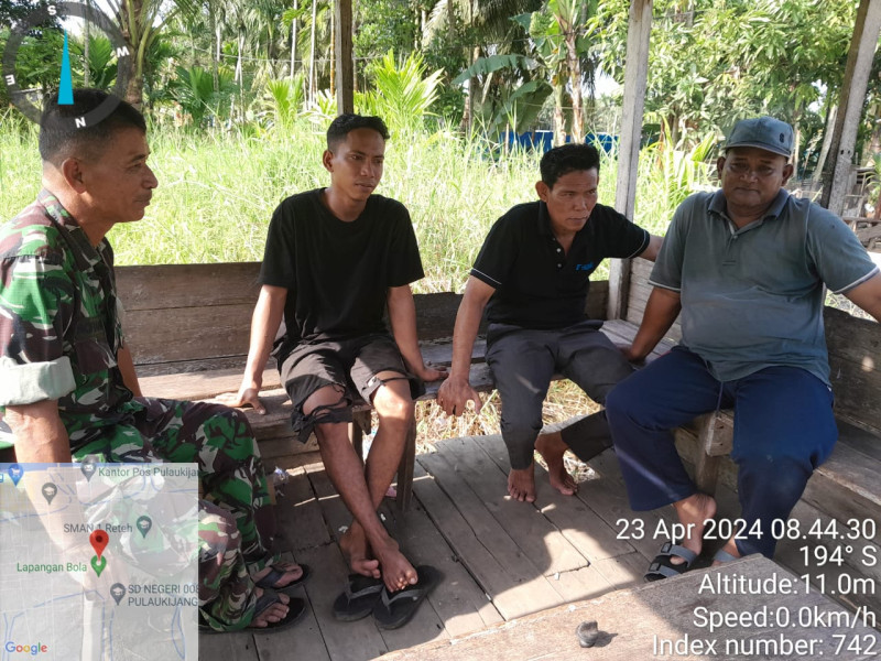 Guna Jaga Kedekatan, Koramil 07/Reteh Lakukan Diskusi Bersama Warga