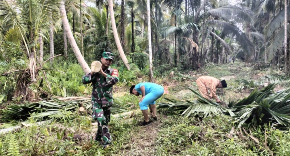 Bhabinsa Koramil 05/Gas Kopda Ridho Melaksanakan Goro Membuka Akses Jalan Kampung Baru Menuju Telaga Musim Kelurahan Teluk Pinang