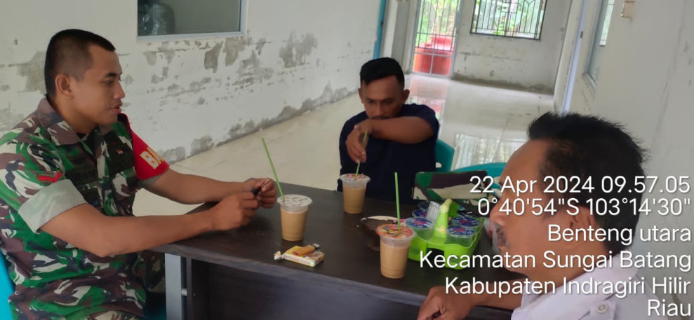 Babinsa Kopda Irawan Giat Komsos Dengan Masyarakat Guna Jaga Kebersamaan