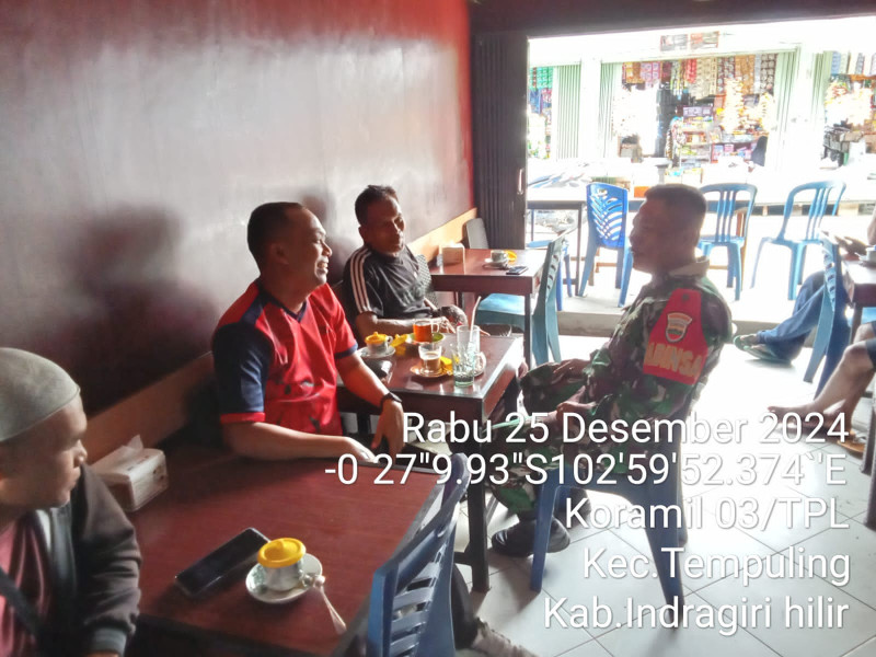 Canda Tawa Bersama Warga Binaan dan Jaga Hubungan Baik, Babinsa Koramil 03/Tpl Laksanakan Giat Komsos di Desa Binaan