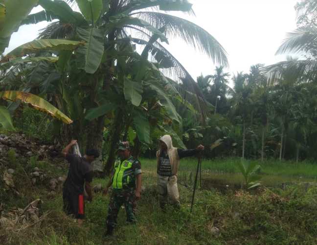 Babinsa Koramil 07/Reteh Patroli Rutin Karlahut di Binaan
