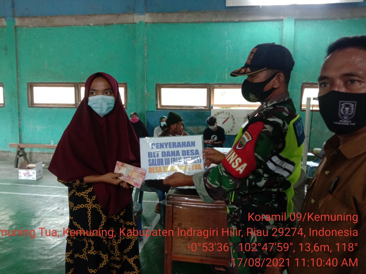 Babinsa 09/Kemuning Dampingi Penyaluran BLT DD di Kemuning Tua