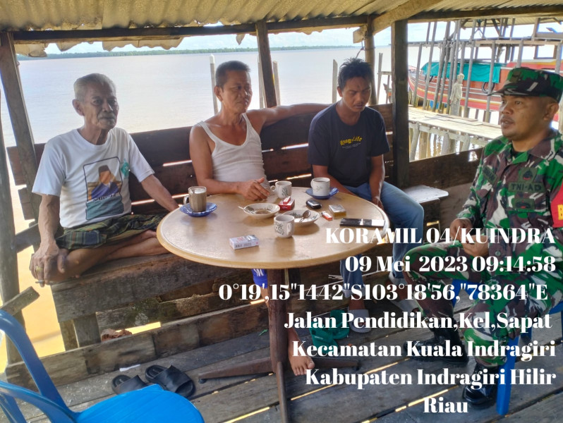 Dengan Komsos, Babinsa Koramil 04/Kuindra Ajak Masyarakat Untuk Tanamkan Jiwa Patriot