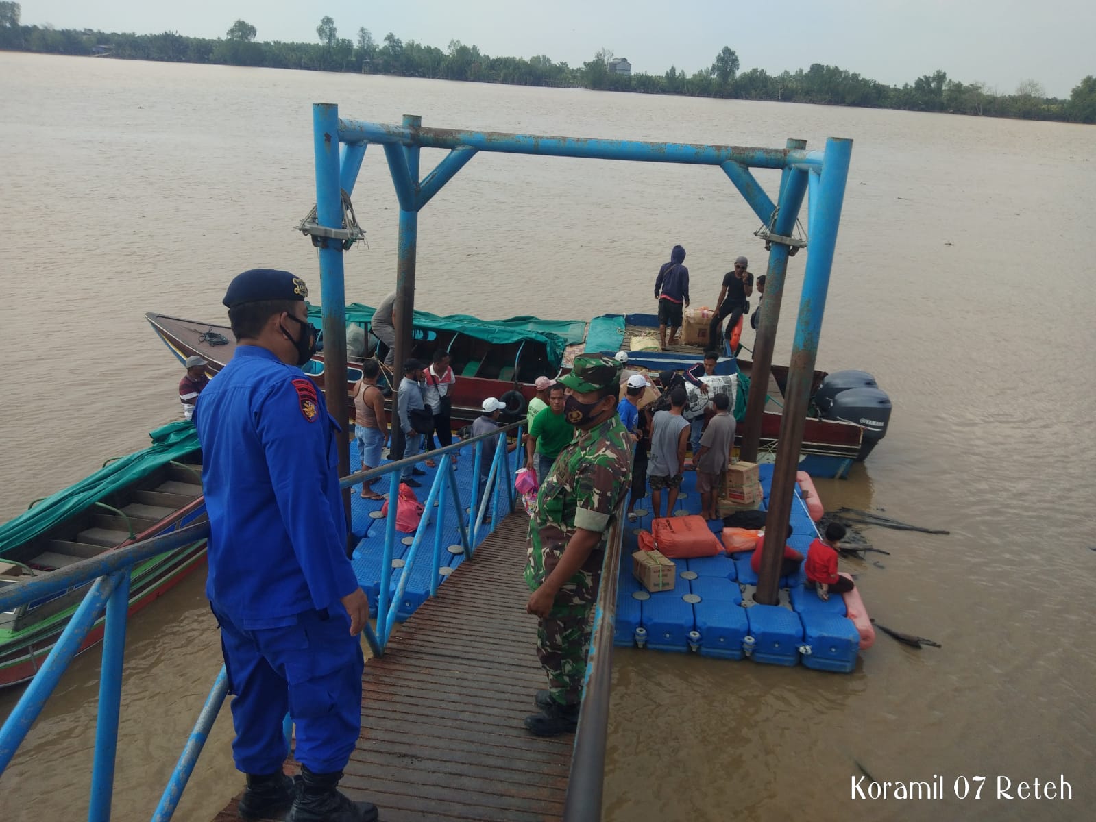 Pengawasan Terhadap Penumpang Pelabuhan Bersama Babinsa Koramil 07/Reteh
