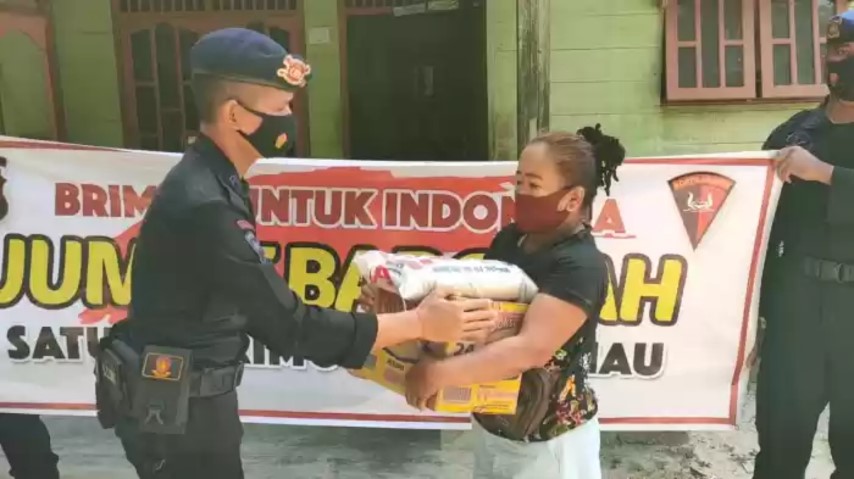 Batalyon B Pelopor Sat Brimob Polda Riau Berikan Bantuan kepada Warga Kurang Mampu di Rohil