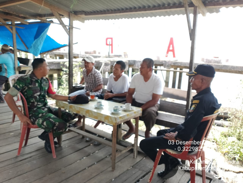 Babinsa Koramil 04/Kuindra Tanamkan Sikap Toleransi Antar Sesama di Kampung Pancasila