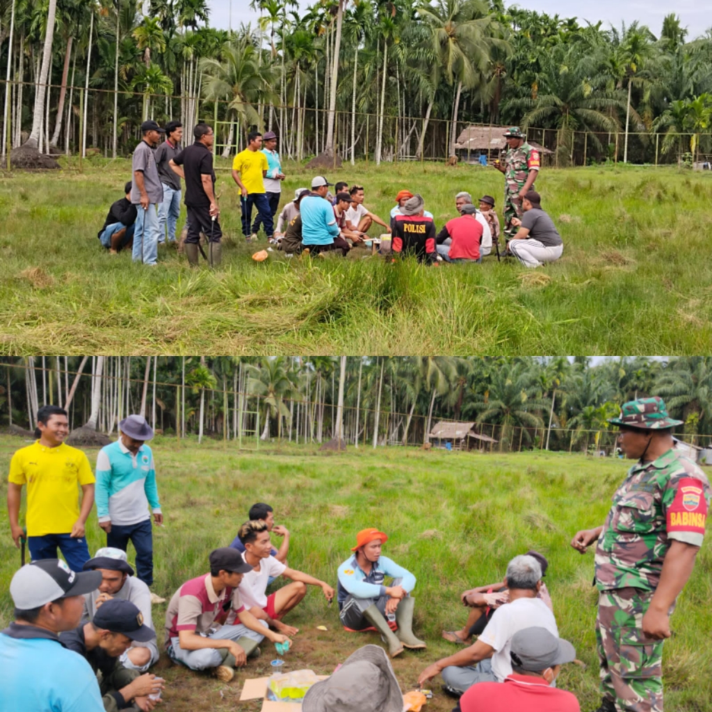 Sambut HUT RI Ke-77, Babinsa Koramil 03/Tempuling Bersama Warga Dan Mahasiswa KKN Bersihkan Lapangan Sepak Bola