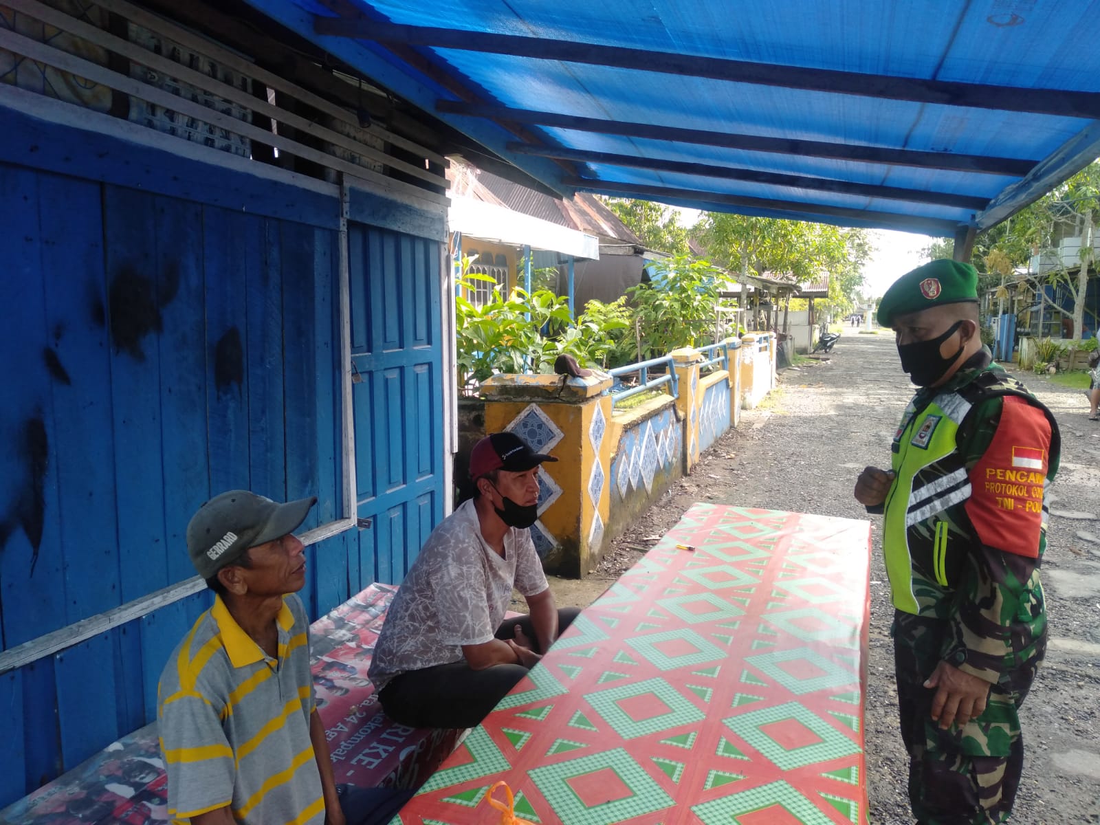 Sosialisasi Penerapan Protokol Kesehatan di Beberapa Tempat Umum Oleh Anggota Koramil 04/Kuindra