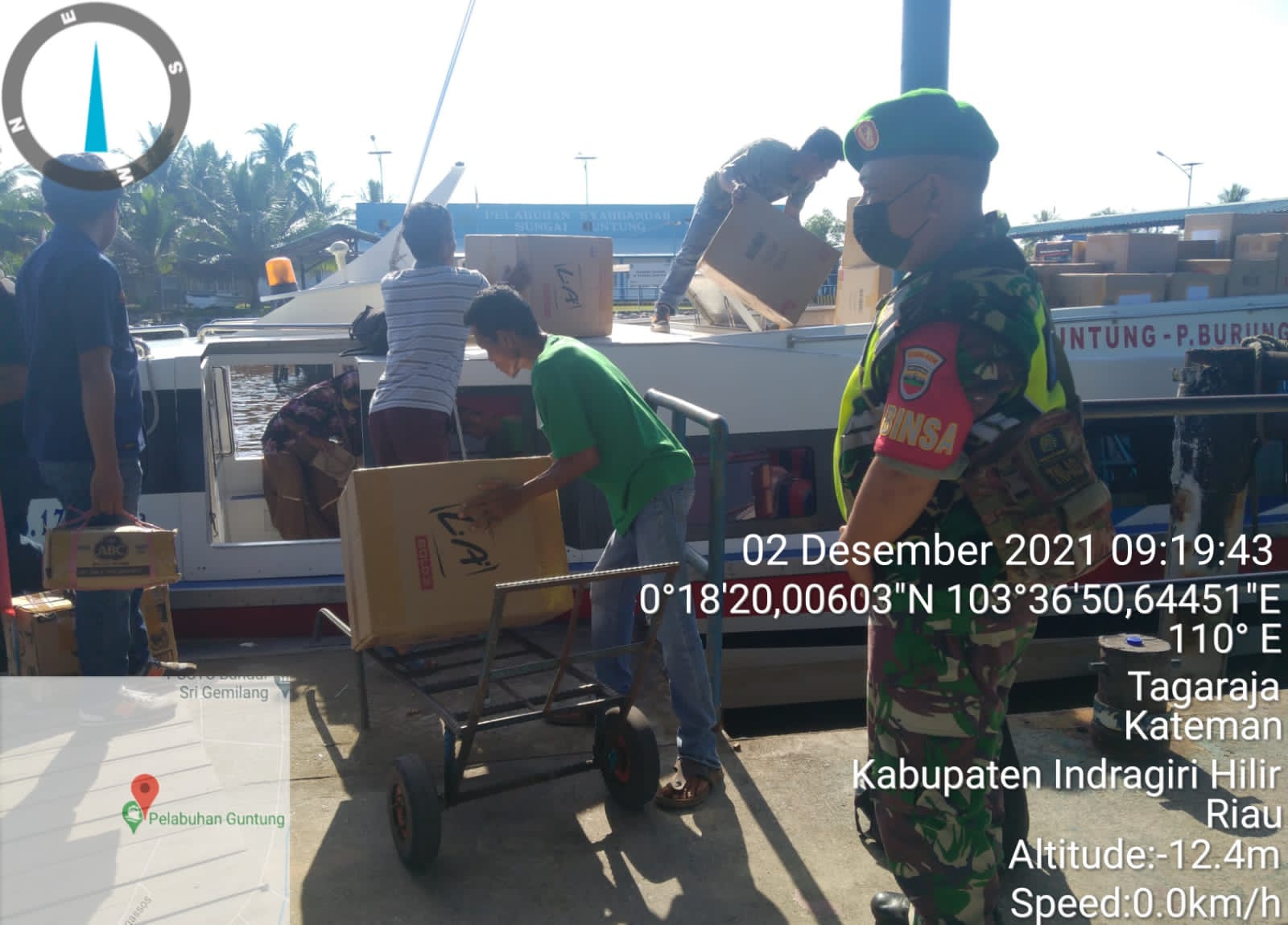 Babinsa TNI Koramil 06/Kateman Persuasif Pantau Aktifitas Warga di Pelabuhan