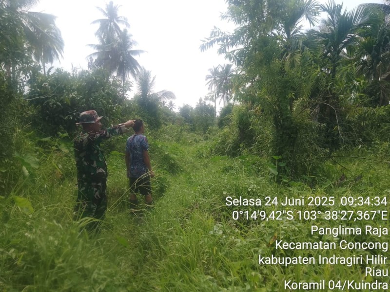 Patroli Karhutla di Desa Panglima Raja Koramil 04/Kuindra: Babinsa dan Masyarakat Bersinergi untuk Mencegah Bencana