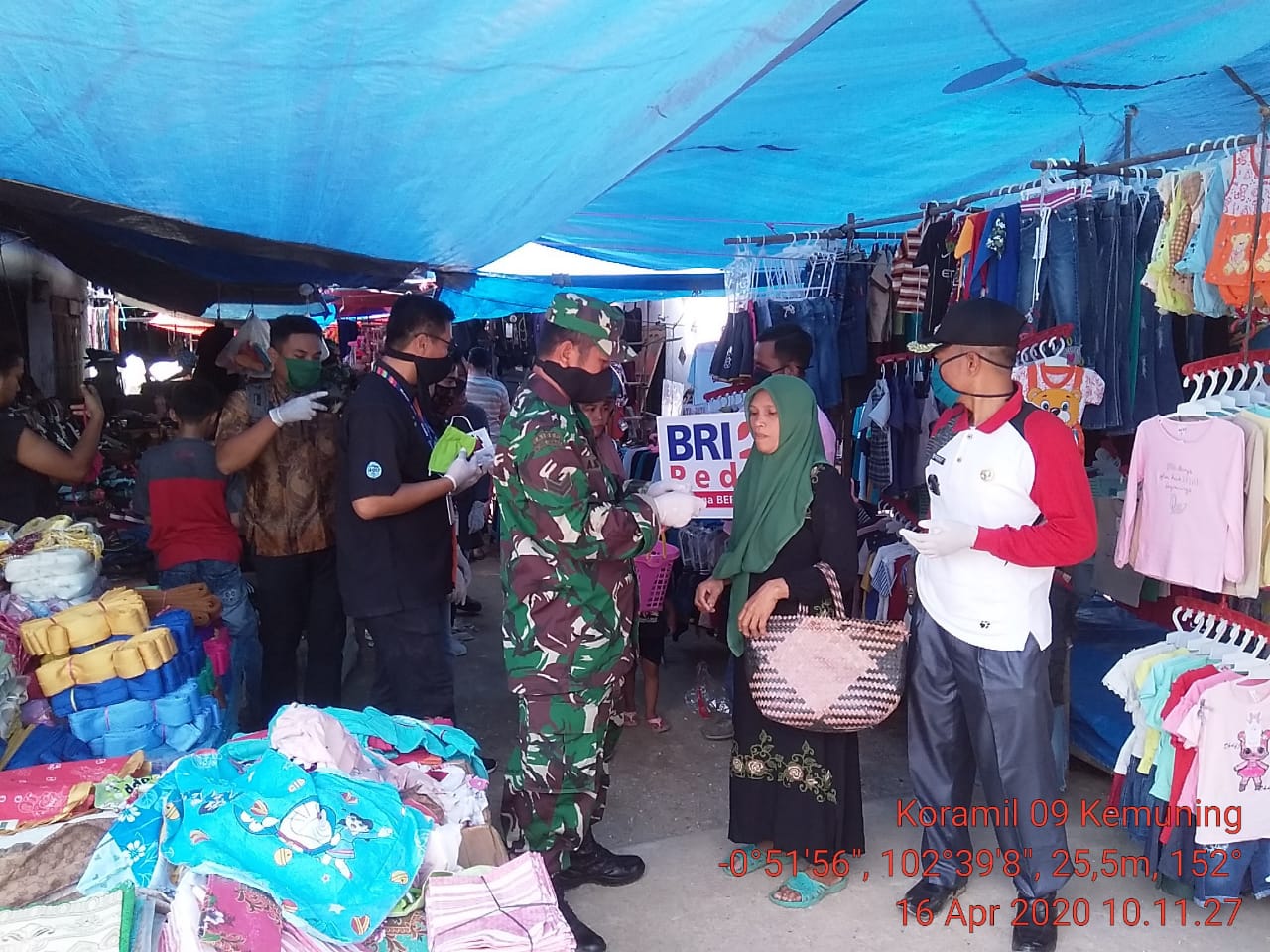 Koramil 09/Kemuning dan Polsek serta BRI Unit Keritang Hulu Bagi-bagikan Masker Gratis