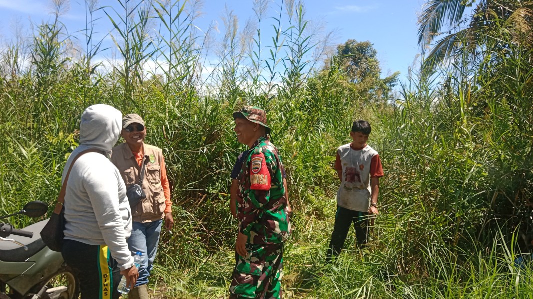 Bhabinsa Koramil 05/Gas Koptu Umar Nasution Komsos Bersama Warga Diwarung Eratkan Silaturahmi
