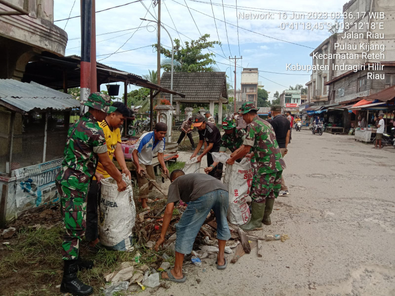 Dalam Rangka HUT Bhayangkara, Danramil 07/Reteh Giat Pembersihan Di Seputaran Mesjid Jamik