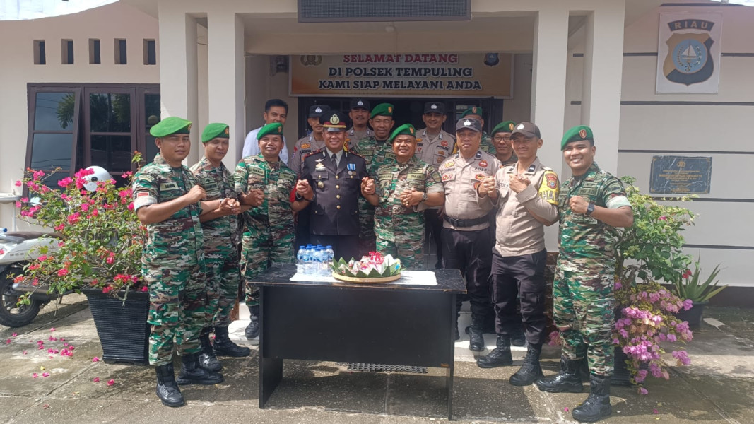 Prajurit Koramil 03/Tempuling Kunjungi Polsek Tempuling, Ucapkan Selamat Hari Bhayangkara Ke-78