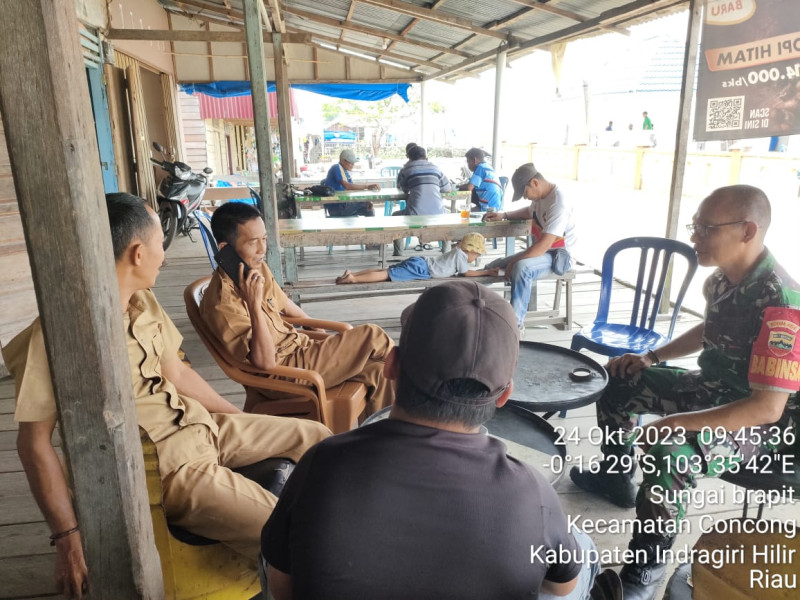 Babinsa Koramil 04/Kuindra Berikan Penyuluhan Kepada Staf Desa