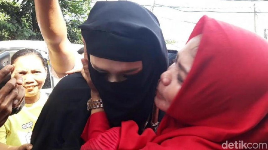 Mulan Jameela Dicium Emak-emak Saat Jenguk Dhani di Rutan Medaeng