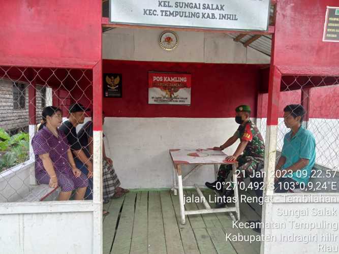 Rutinintas Babinsa Koramil 03/Tempuling  Komsos di Kampung Pancasila