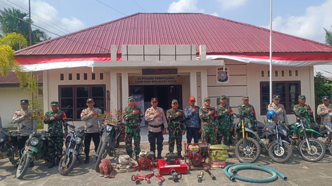 Anggota Koramil 03/Tpl dan Polsek Tempuling Cek Peralatan dalam Rangka Kesiapsiagaan Karhutla