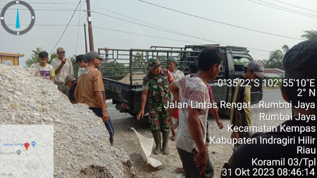 Bergerak Bersama Rakyat, Babinsa 03/Tpl Gotong Royong Timbun Jalan Berlubang di Wilayah Binaan