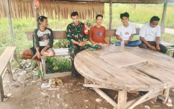 Babinsa 05/Gas Pratu Jurahman Ciptakan Keakraban dengan Warga Binaan Melalui Komsos