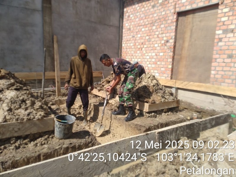 Babinsa Koramil 09/Kemuning Laksanakan Kegiatan Goro untuk Meningkatkan Kerja Sama dengan Masyarakat