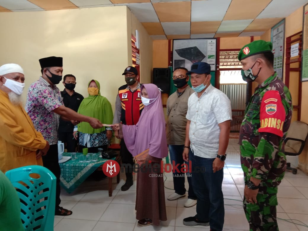 Penyaluran BLT Tahap 4 Tanjung Siantar, Babinsa Koramil 12/Batang Tuaka Lakukan Pengawalan