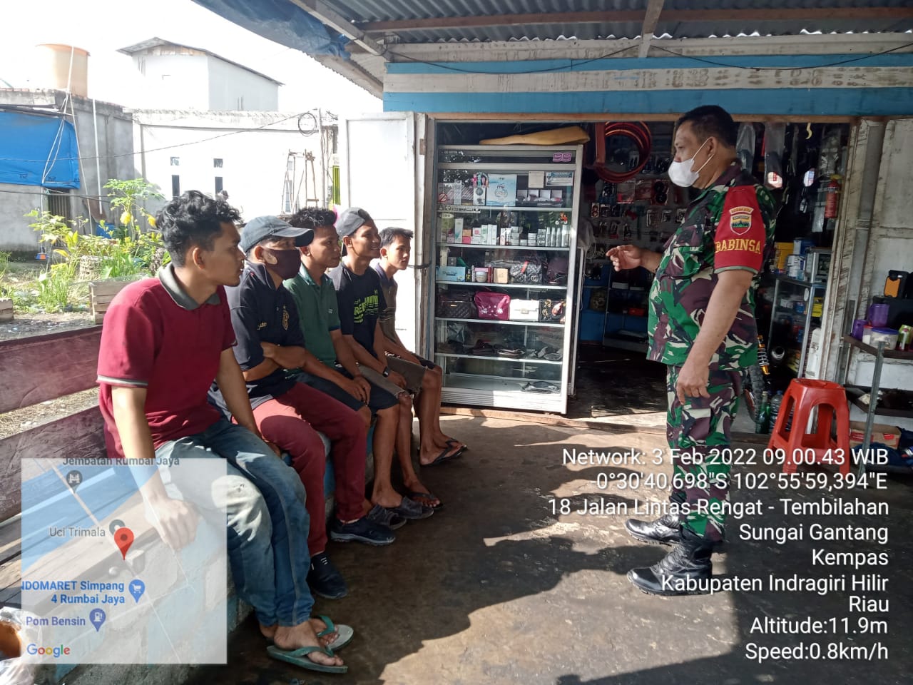 Babinsa 03/Tempuling Komsos Dengan Pemuda Di Desa Sungai Gantang