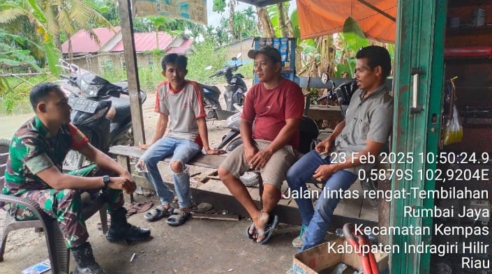 Sambangi Ketua RT dan Warga, Serda Suirwansah Koramil 03/Tpl Perkenalkan Diri Sebagai Babinsa Baru Di Desa Rumbai Jaya