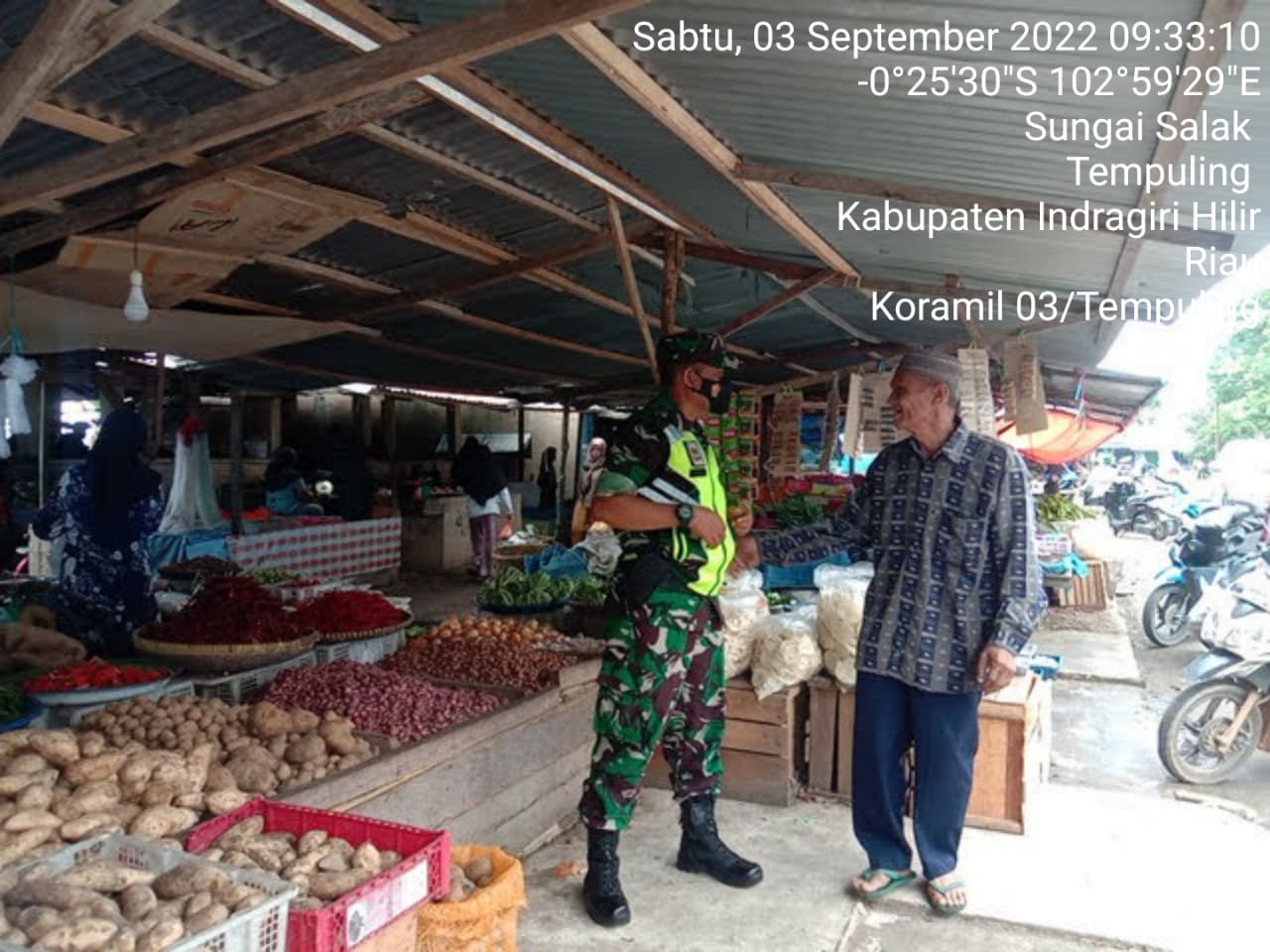 Babinsa Koramil 03/Tempuling Keliling pasar Sekaligus Komsos bersama Pengelola Pasar Tradisional Sungai Salak