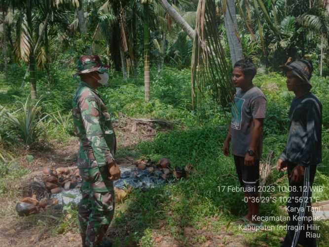 Waspada Kebakaran, Babinsa 03/Tpl Dan MPA Lakukan Patroli Dan Sosialisasi Karhutla