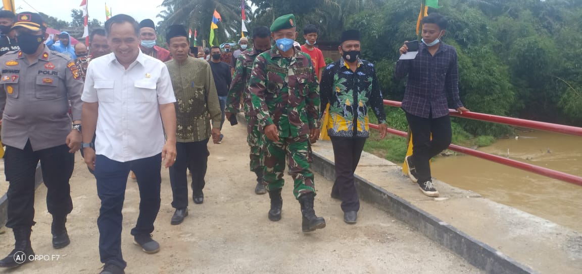 Danramil 09/Kemuning Dampingi Ketua DPRD Inhil Resmikan Jembatan Dusun  Sigambang