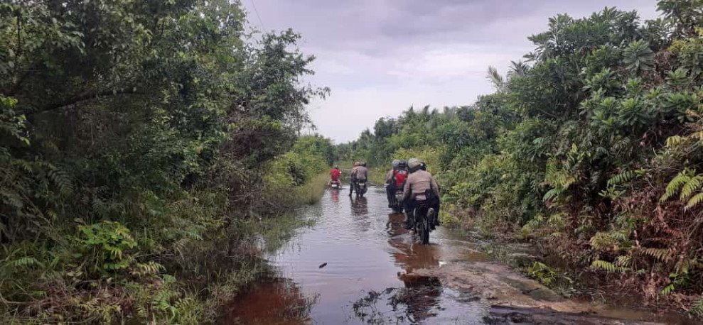 Wujudkan Pemilu Damai, Polsek Tebingtinggi Barat Laksanakan Cooling System Hingga Tempuh Banjir dan Jalan  Berlumpur