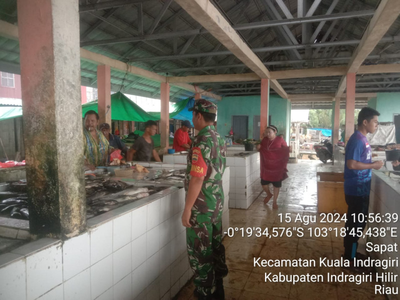 Turun Ke Pasar Tradisional, Babinsa Koramil 04/Kdr Lakukan Pengecekan Harga Sembako