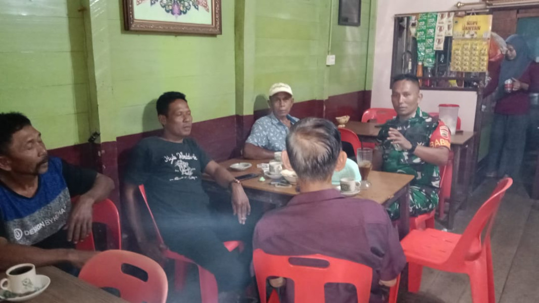 Babinsa Koramil 05/Gas Kopda Umar Nasution Komsos Diwarung Kopi Eratkan Silaturahmi Bersama Warga
