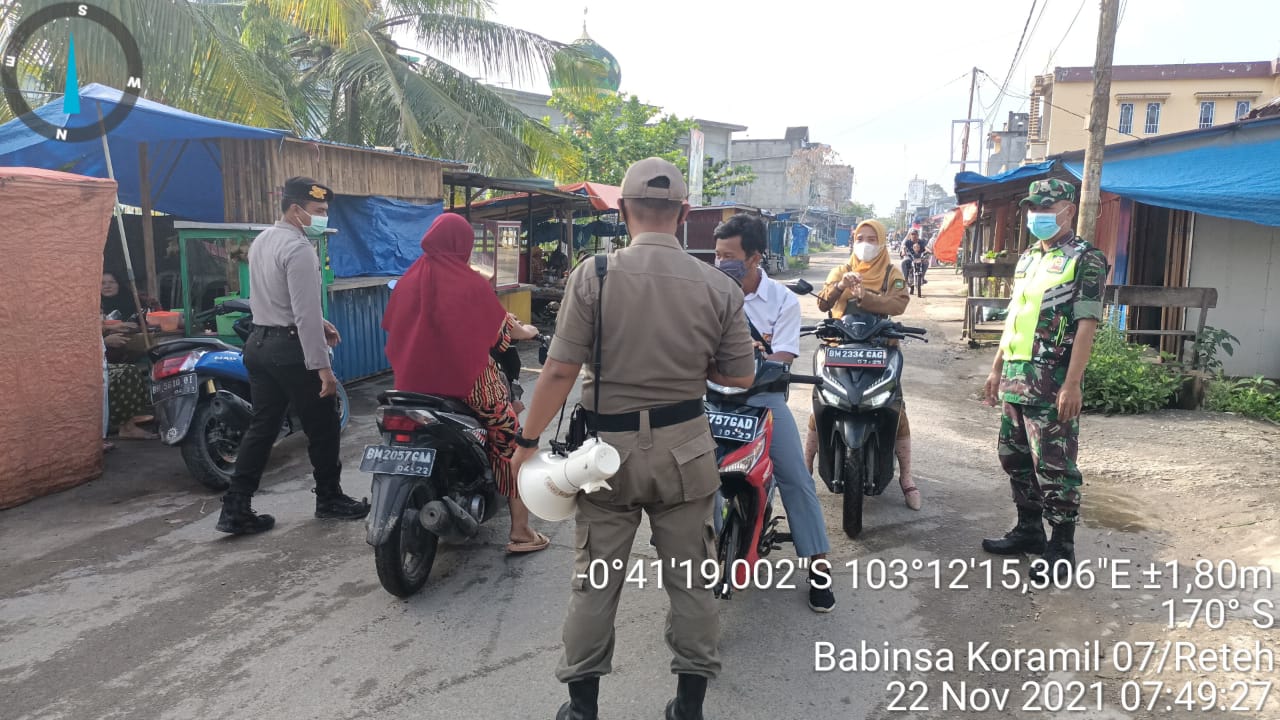 Pagi-pagi Satgas dan Koramil 07/Reteh Tegakkan Protokol Kesehatan