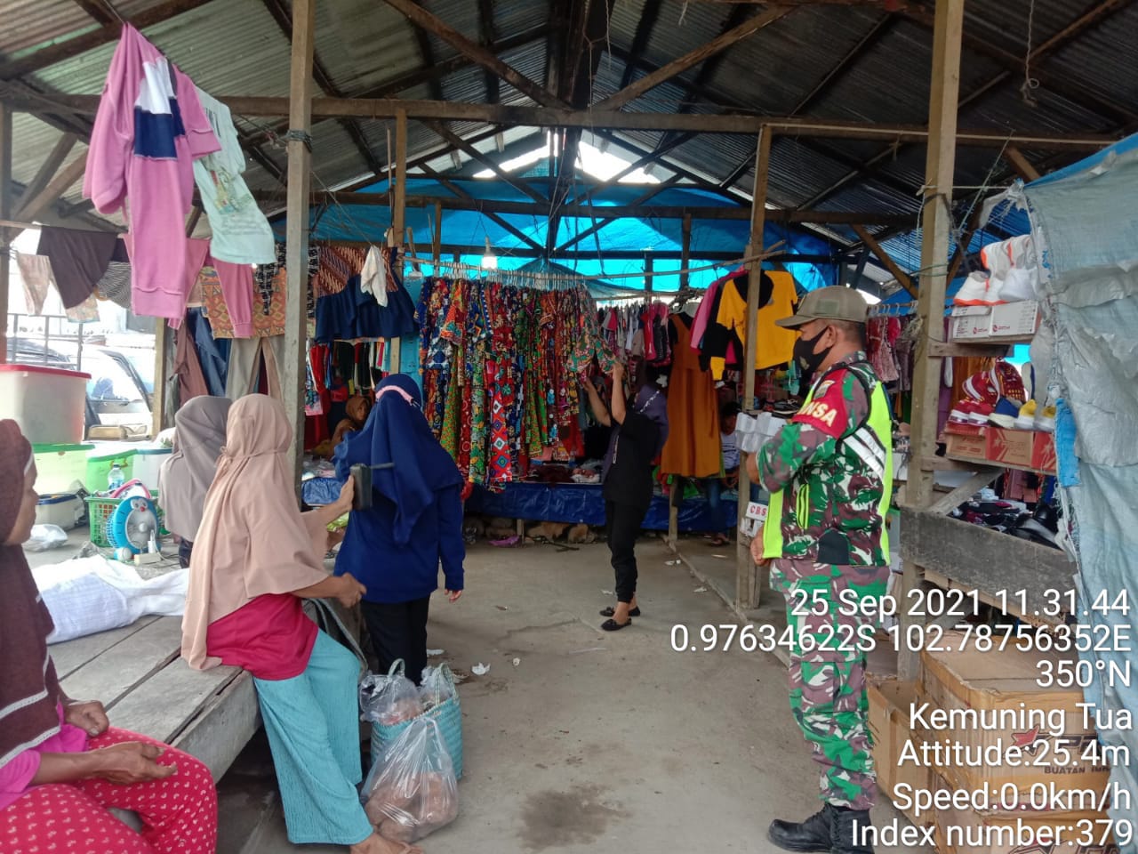 Kemuning Tua Jadi Sasaran, Babinsa 09/Kemuning Lakukan Penegakan Prokes