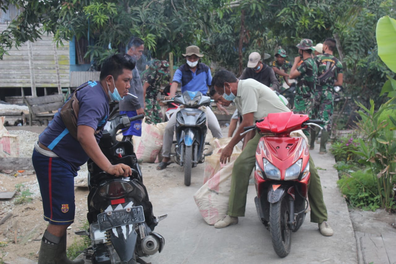 Satgas TMMD ke-111 Kodim 0314/Inhil Lansir Material Untuk Landasan Hely Copter