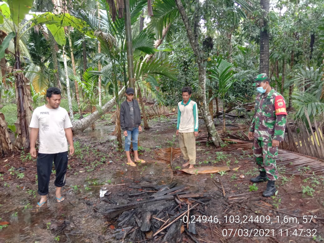 Babinsa Koramil 12/Batang Tuaka Laksanakan Patroli Karlahut Bersama Masyarakat