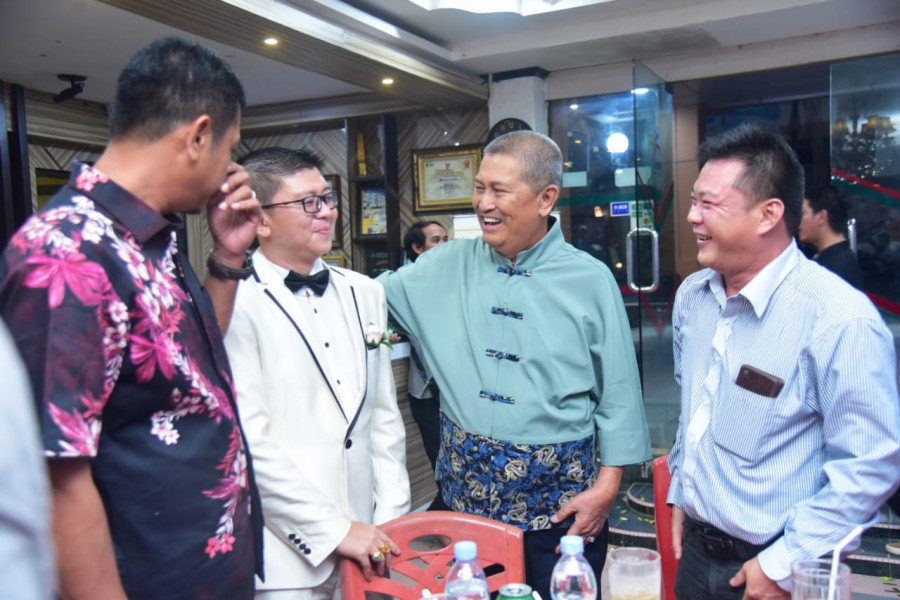 Hadiri Pernikahan Ala Chinese, Wabup H.Syamsuddin Uti Terima Angpao