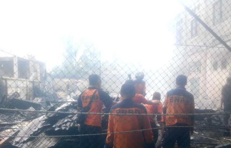 Kebakaran Hanguskan 1 Rumah Dan Gudang di Jalan Tanjung Harapan, ini Komentar HM Wardan