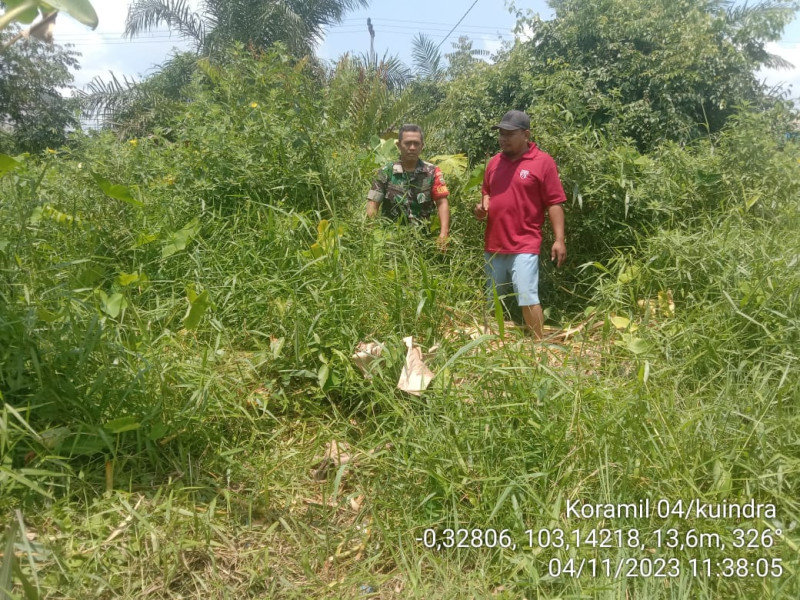 Babinsa Koramil 04/Kuindra Lakukan Pencegahan dan Patroli Karhutla Demi Kenyamanan Lingkungan Setempat