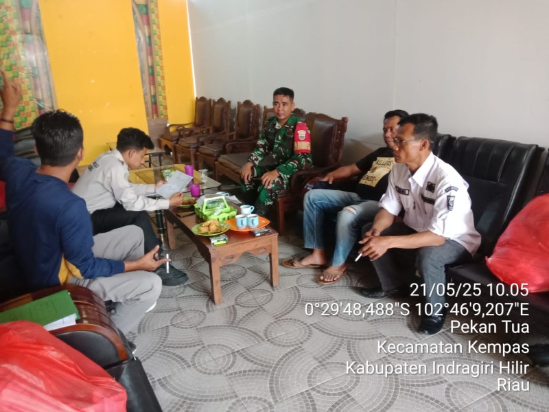 Babinsa Koramil 03/Tpl Serda Riko Saputra Laksanakan Komsos dengan Aparat Desa Pekan Tua, Wujudkan Sinergi dan Kemitraan