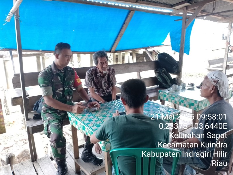 Babinsa Koramil 04/Kuindra Laksanakan Komsos untuk Meningkatkan Hubungan Baik  dengan Warga