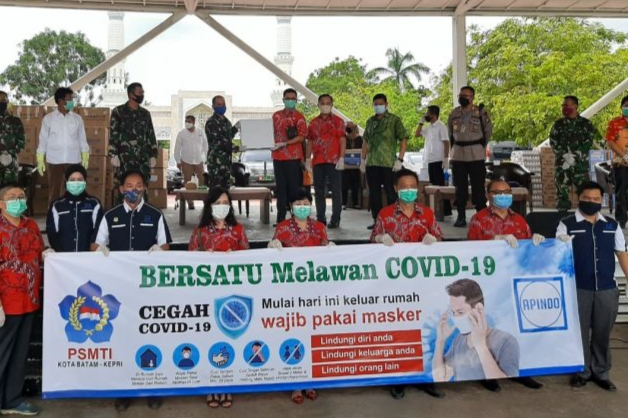 Pemko Batam Terima Bantuan Ratusan Ribu Masker dari PSMTI dan Indomaret