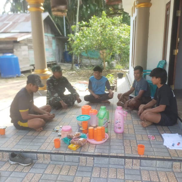 Melalui Upaya Persuasif Dan Humanis, Babinsa Koramil 03/Tempuling Ingatkan Pemuda Jauhi Judi Online